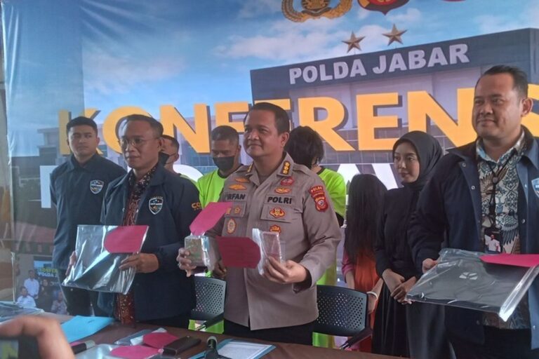 Polisi Polda Jabar rilis kasus penangkapan enam penyedia jasa SEO situs judi online di Karawang