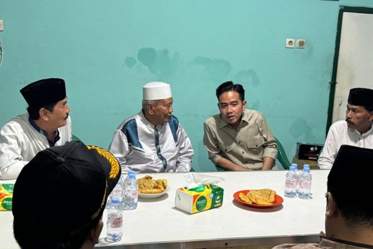 Gibran Disambut Gorengan Warga Saat Kunjungan Mendadak ke Poskamling