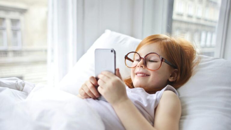 Kebiasaan Cek HP pagi hari? Ini 8 Sifat Tersembunyi