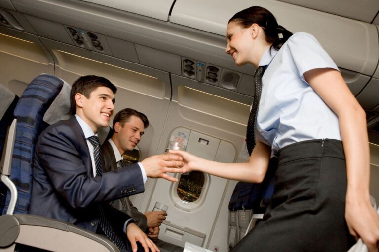 Pria Tertipu Wanita Cantik di Pesawat