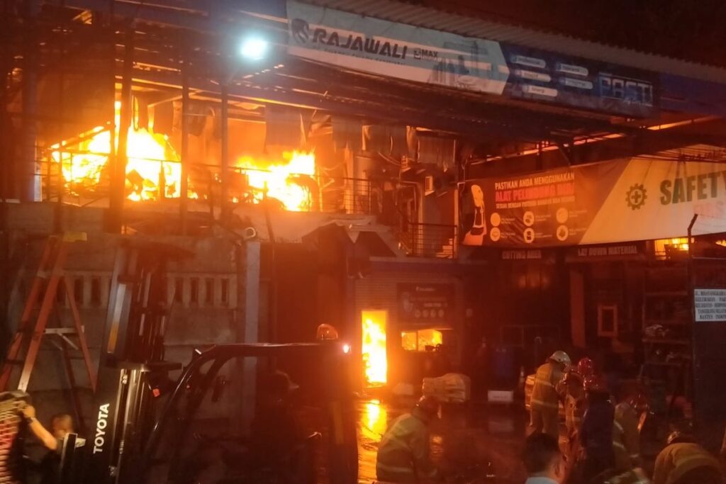 Kebakaran Pabrik Konstruksi